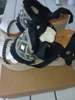 Sandalias de cuña con pedrería y lazos