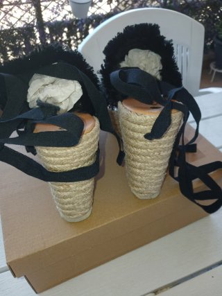 Sandalias de cuña con pedrería y lazos