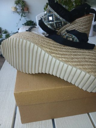 Sandalias de cuña con pedrería y lazos