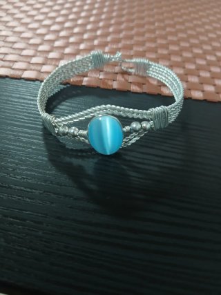 Pulsera plateada con piedra azul