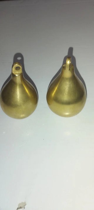 Pesas antiguas de bronce forma pera