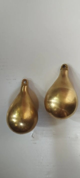Pesas antiguas de bronce forma pera