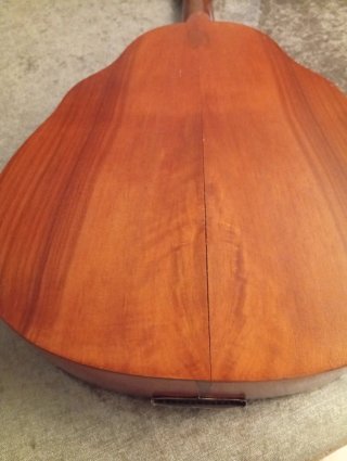 Laúd antiguo de madera