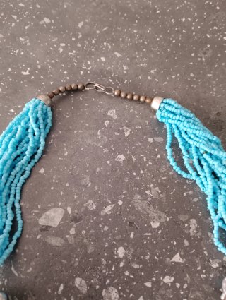 Collar Turquesa con Cuentas y Dijes Plateados