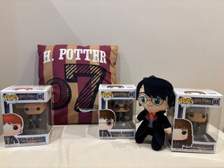 Lote Harry Potter: 3 funkos, cojin y Peluche