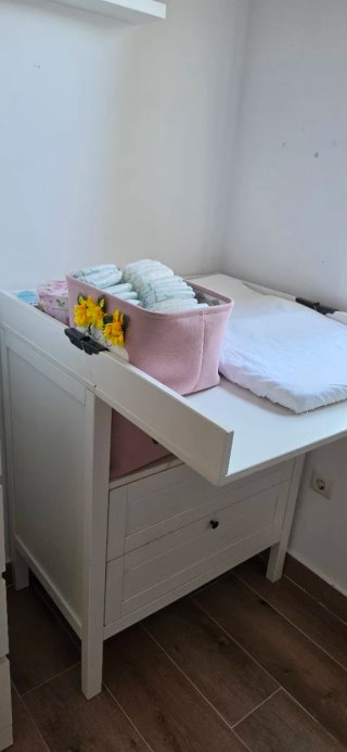 Mueble cambiador blanco con cajones