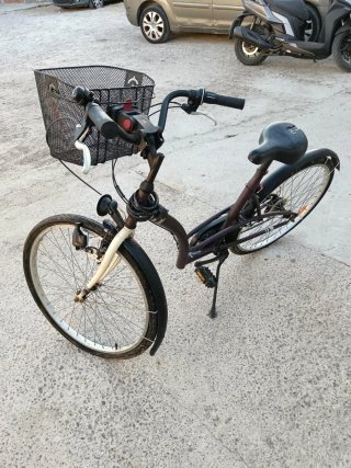 Bicicleta urbana con cesta
