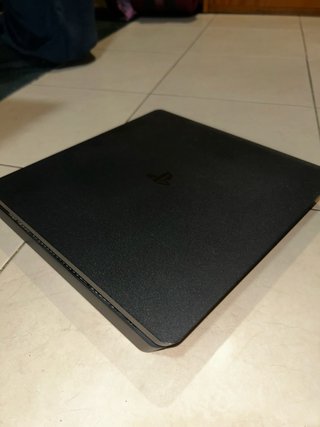 Console PS4 Slim Nera + Controller in regalo