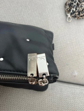 Bolso negro con cadena y tachuelas