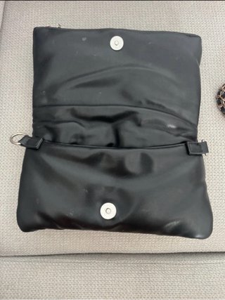 Bolso negro con cadena y tachuelas