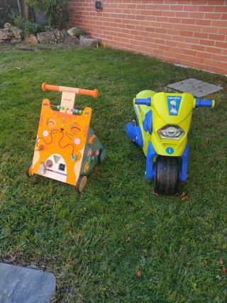Juguetes infantiles: moto y correpasillos