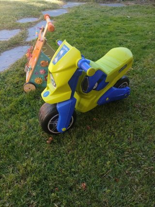 Juguetes infantiles: moto y correpasillos