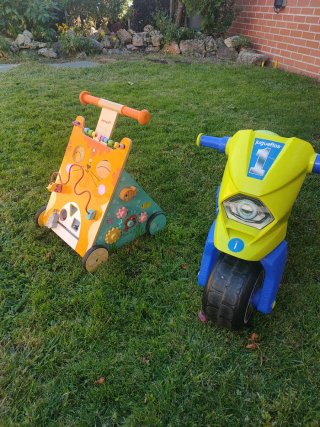Juguetes infantiles: moto y correpasillos