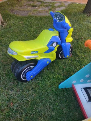 Juguetes infantiles: moto y correpasillos