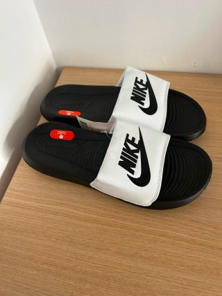 Chanclas Nike Talla 42 Negras y Blancas
