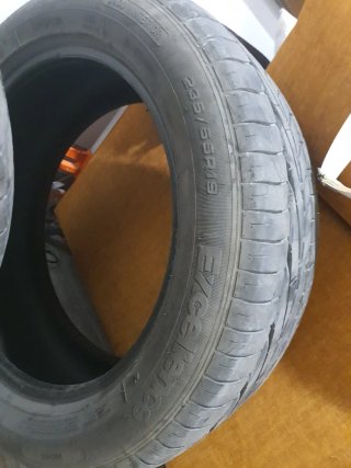 Se vende  neumáticos  2 UNIDADES GOODYEAR AO