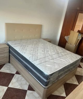 Cama con cabecero y colchón