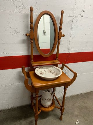 Mueble tocador antiguo con espejo y palangana