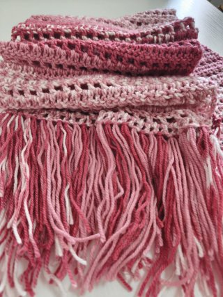 Bufanda crochet rosa con flecos