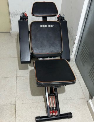 Banco de musculación con bandas