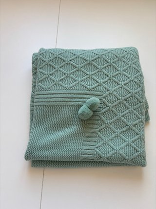 Manta tejida verde agua