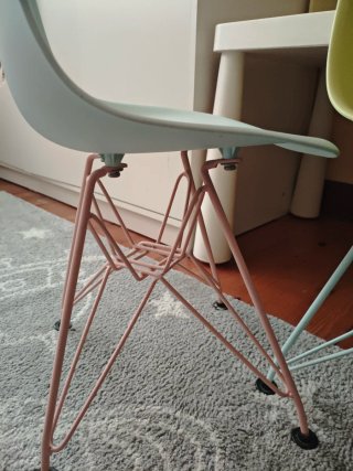 Mesa infantil con 2 sillas y estanterías