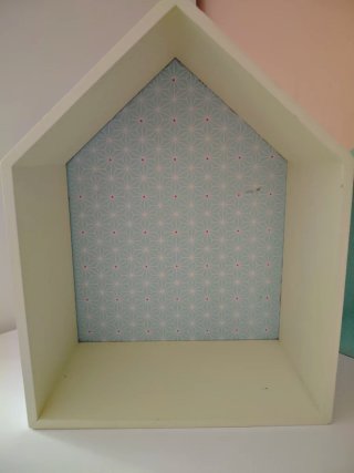 Mesa infantil con 2 sillas y estanterías