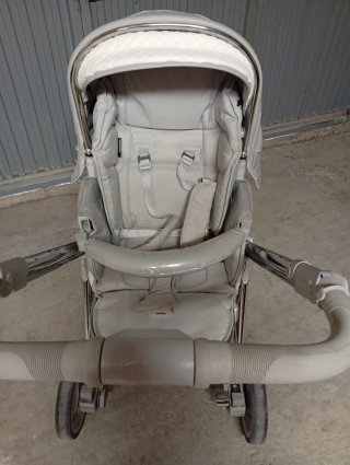 Carrito de bebé gris