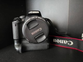 Canon 550D + 2 objetivos + grip + baterías + Funda