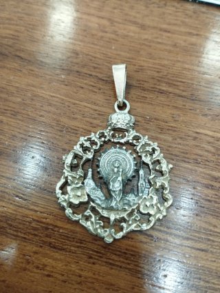 Medalla de plata con diseño religioso