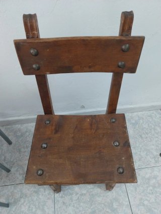 Silla de madera antigua rústica,  bien conservada