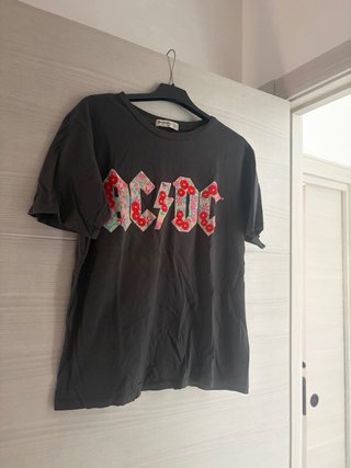 Camiseta AC/DC floral Stradivarius Talla M