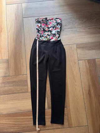 Completo elegante top floreale e pantaloni neri