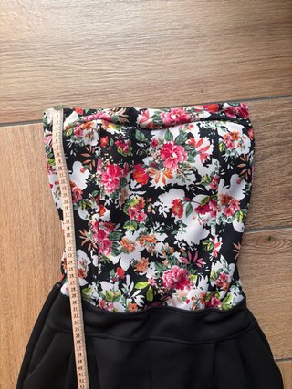 Completo elegante top floreale e pantaloni neri