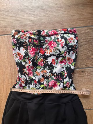 Completo elegante top floreale e pantaloni neri