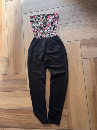 Completo elegante top floreale e pantaloni neri