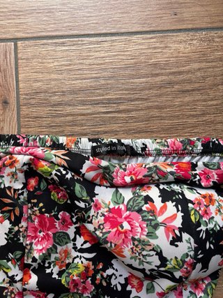 Completo elegante top floreale e pantaloni neri