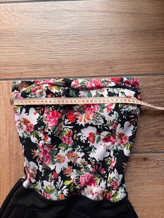 Completo elegante top floreale e pantaloni neri