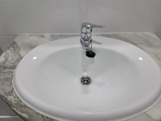 Mueble de baño blanco con mármol
