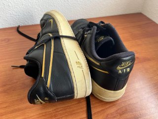 Zapatillas Nike Air Negras y Doradas