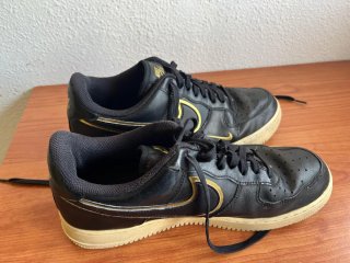 Zapatillas Nike Air Negras y Doradas
