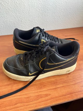 Zapatillas Nike Air Negras y Doradas