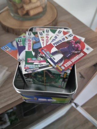 Cromos Adrenalyn XL Mundial 26 con la caja.