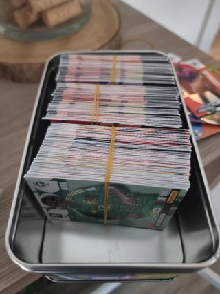 Cromos Adrenalyn XL Mundial 26 con la caja.