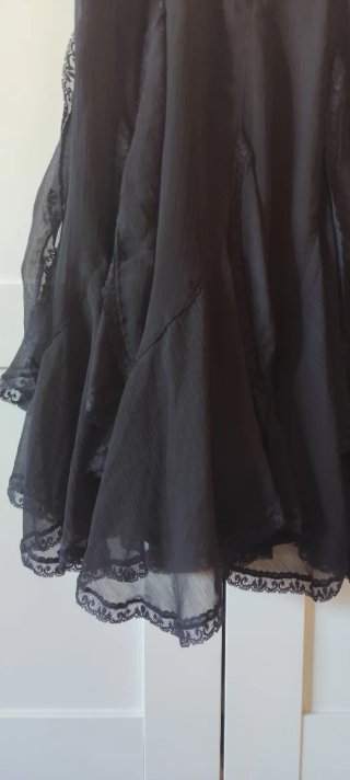 Falda midi asimétrica negra con encaje