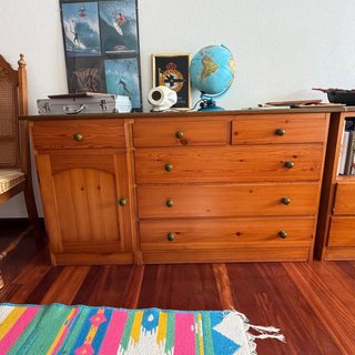 Cómoda de pino con puerta y cajones