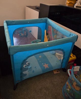 Parque infantil azul com tema marinho