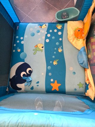 Parque infantil azul com tema marinho