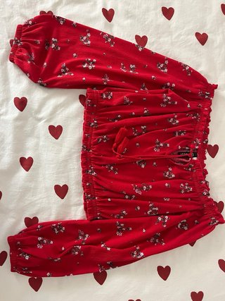 Blusa roja hombros descubiertos floral