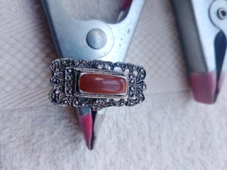 Anillo plateado grabado con piedra roja